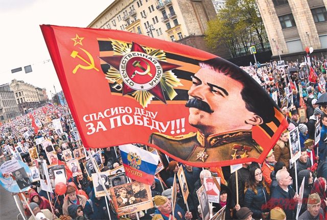 Шествие «Бессмертного полка» в Москве. На нём носить изображение Верховного главнокомандующего пока никто не запрещает. © Эдуард Кудрявицкий